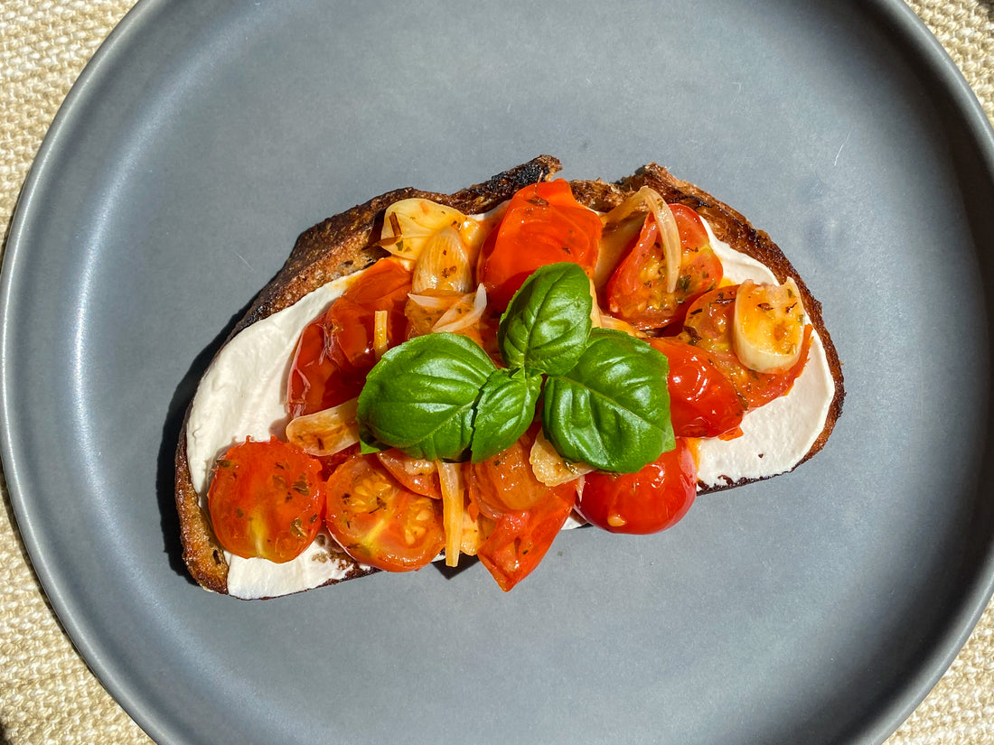 Tosta com Cremoso Fumado e Tomate Cherry