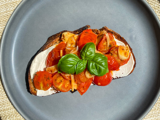 Tosta com Cremoso Fumado e Tomate Cherry