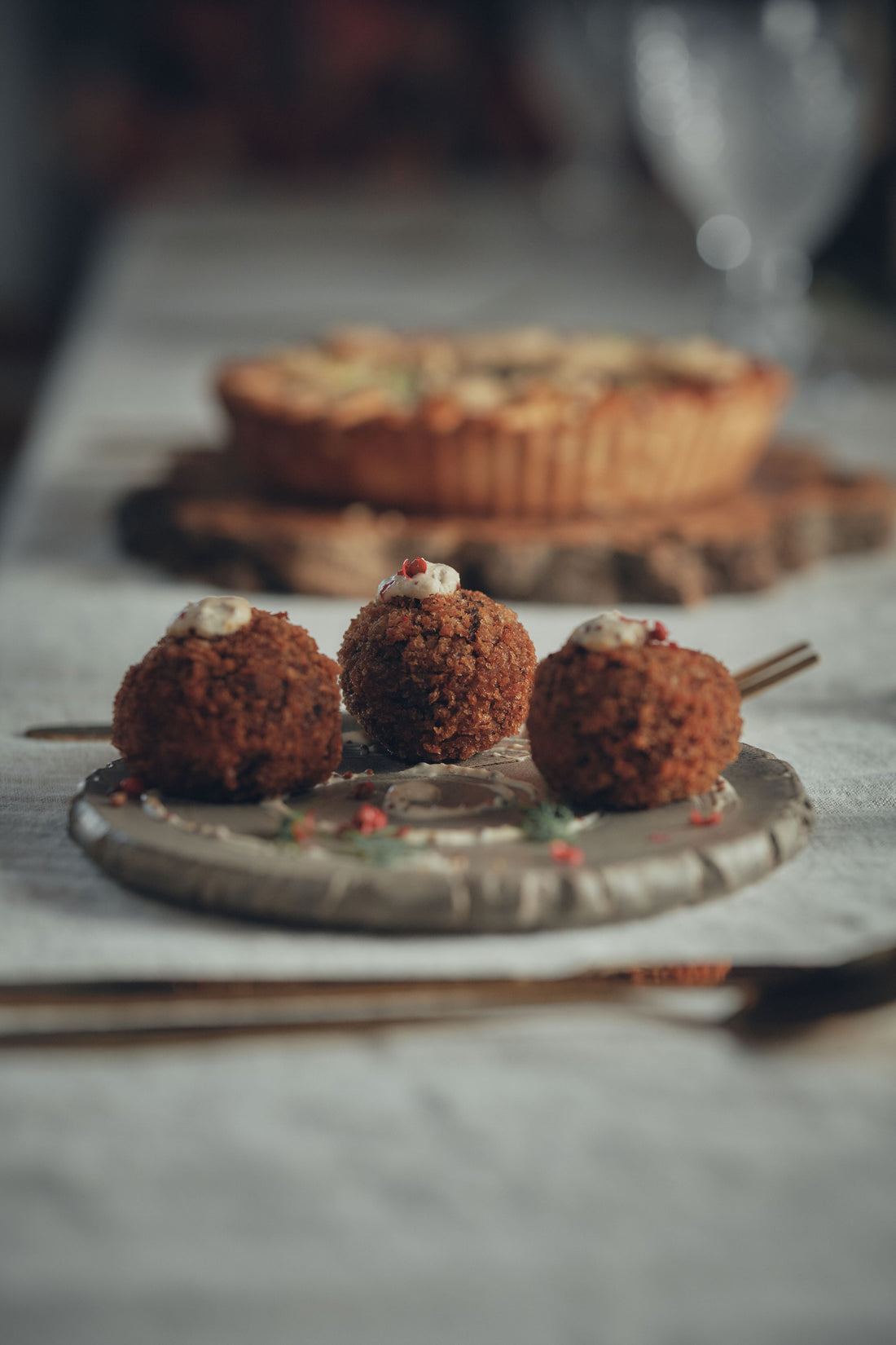 Croquetes de Cogumelos e V’eden Fumado com molho de Cremoso Fumado e Mostarda