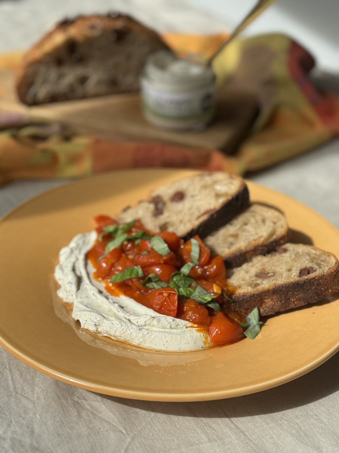 Cremoso de Alho e Ervas com Refogado de Tomate Cherry
