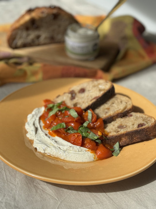 Cremoso de Alho e Ervas com Refogado de Tomate Cherry