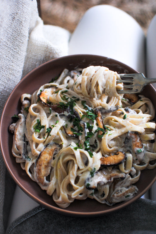 Linguine com molho de Cajumelo, Shitake e Aromáticas