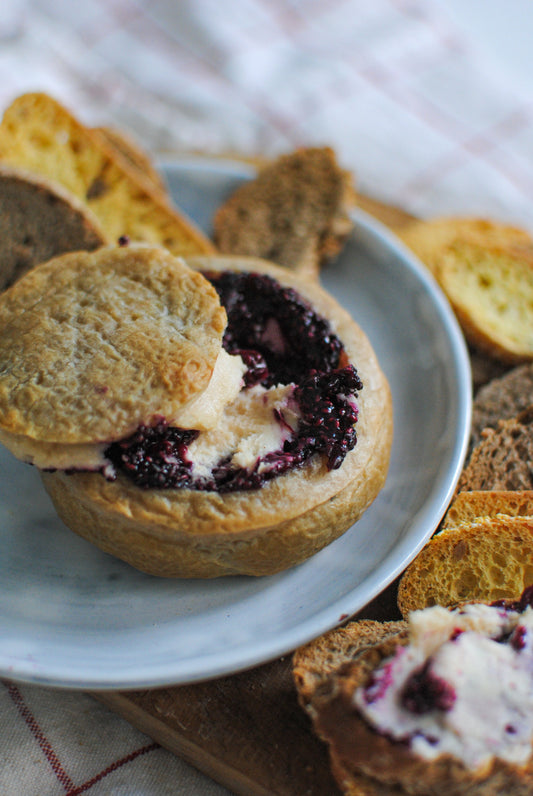 Cajuberto (queijo vegan estilo Camembert) no Forno com Alecrim e Compota Caseira