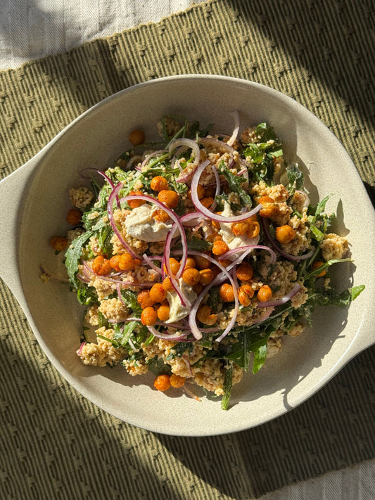 Salada de Cremoso Alho e Ervas, Grão Crocante e Espargos